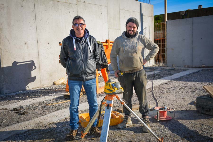 Michel Maillard, technico-commercial chez Lafarge, (à gauche), et Nuno Rodrigues, chef de chantier chez CME (Construction Moderne Elevage). - Illustration Pas n’importe quel béton…