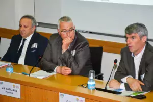 Georges Galardon, Jean-Marie Gabillaud, président de Coop de France et Olivier Allain échangent sur les lois qui découleront des États généraux de l’alimentation.