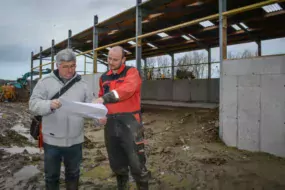 Trois mois après le début des travaux, Jean-Marie Guézennec fait le point sur l’avancement des travaux dans la laiterie avec Marcel Toulgoat, BCEL Ouest.