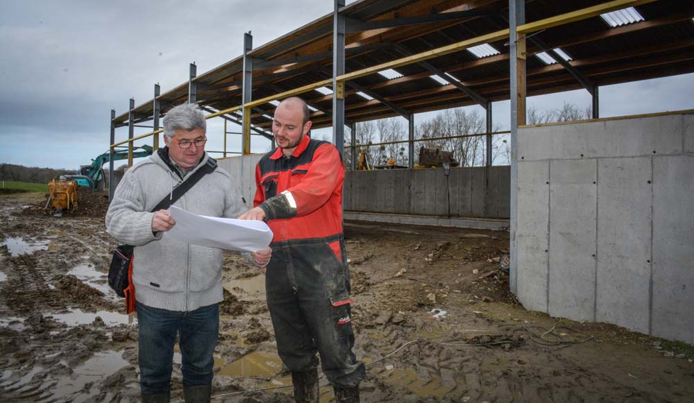 Trois mois après le début des travaux, Jean-Marie Guézennec fait le point sur l’avancement des travaux dans la laiterie avec Marcel Toulgoat, BCEL Ouest. - Illustration Du plain-pied sur un terrain pentu