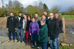 Les premiers éleveurs de poulets de Janzé bio devant le parcours des volailles d’Annie et Yves Colleu, éleveurs à Piré-Sur-Seiche (35).