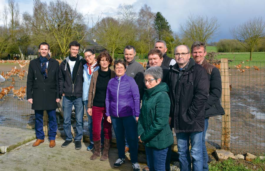 Les premiers éleveurs de poulets de Janzé bio devant le parcours des volailles d’Annie et Yves Colleu, éleveurs à Piré-Sur-Seiche (35).