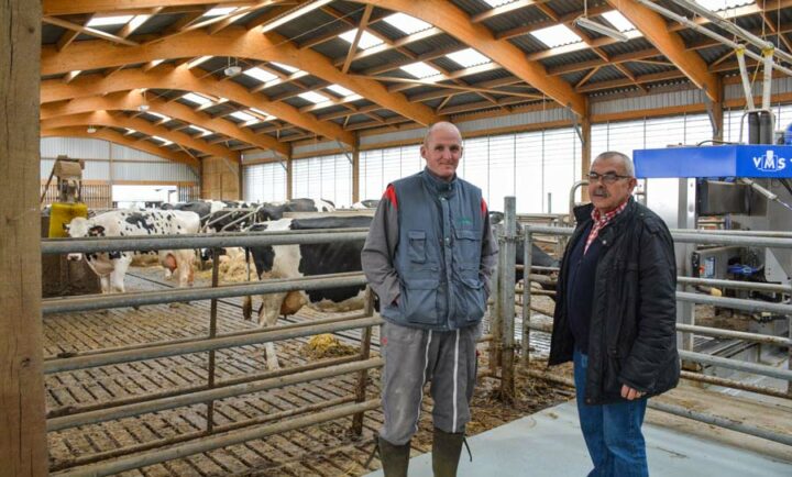  Fabrice Menier et Philippe Le Pourhiet, dans la nouvelle stabulation du Gaec Menier, à Morieux (22).