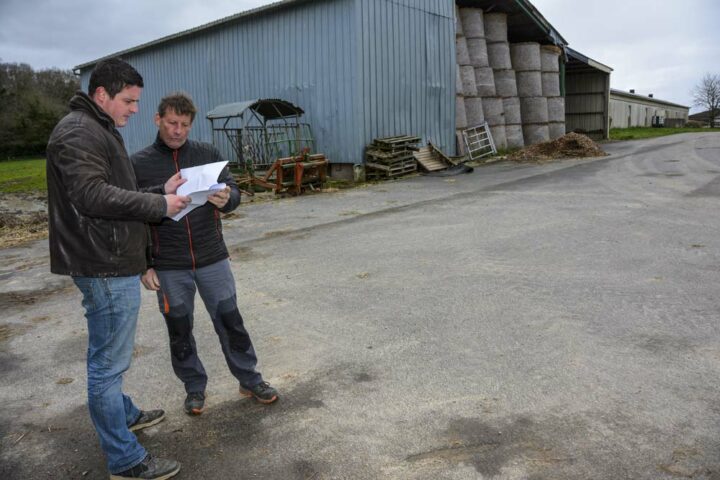 Benoît Merrer (à gauche) et Didier Peron travaillent de concert pour empierrer et enrober les abords de bâtiments agricoles