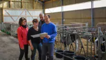 Michèle Gelin, Florian Lecorvaisier et Christine Gelin, du Gaec La Rose des Vents, à Plouvara, avec Pierrick Éouzan, technicien bâtiment à la Chambre d’agriculture de Bretagne et concepteur de l’agrandissement de leur stabulation avec une nouvelle nurserie adjacente au logement des vaches taries et génisses.