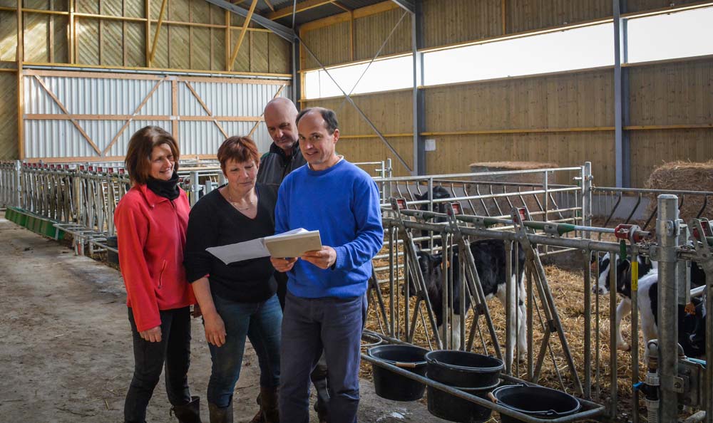 Michèle Gelin, Florian Lecorvaisier et Christine Gelin, du Gaec La Rose des Vents, à Plouvara, avec Pierrick Éouzan, technicien bâtiment à la Chambre d’agriculture de Bretagne et concepteur de l’agrandissement de leur stabulation avec une nouvelle nurserie adjacente au logement des vaches taries et génisses. - Illustration Un gain d’efficacité avec la réunion d’avant-chantier