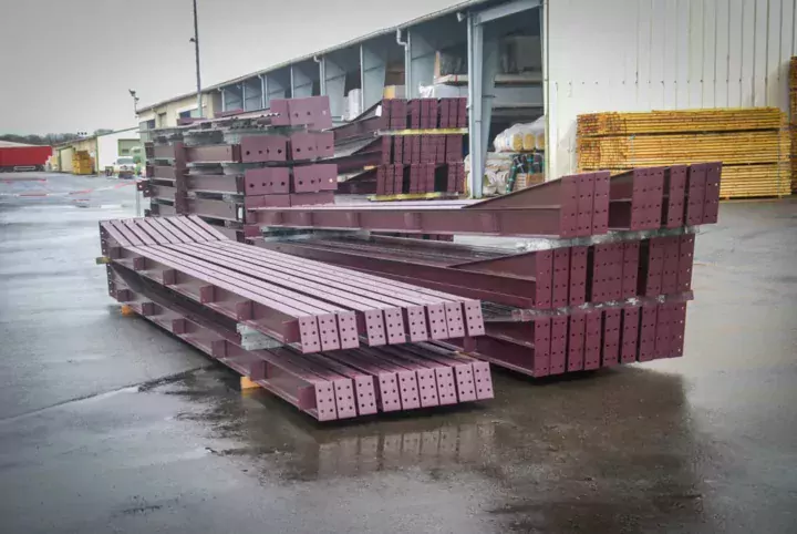 Coupées, soudées, percées et peintes : les pièces d’une construction (ici un poulailler) sont prêtes au montage.