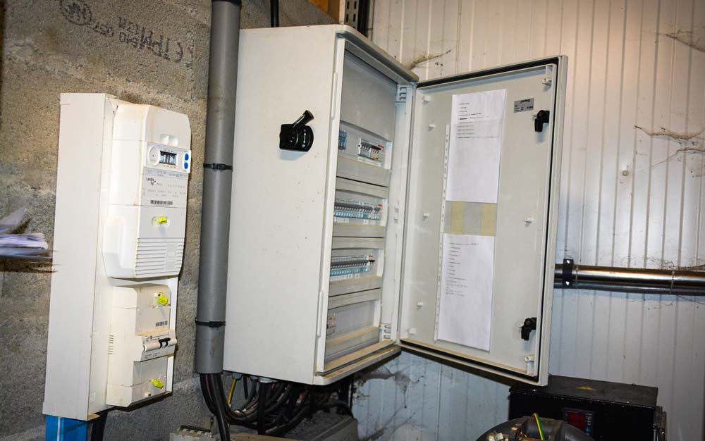 L’installation électrique doit respecter des normes mises en œuvre par un électricien professionnel. - Illustration Relier tous les éléments métalliques du bâtiment à la terre