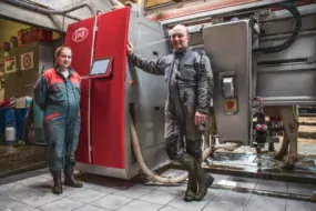 « Le bâtiment compte 73 logettes et nous essayons d’avoir 73 vaches à la traite en moyenne sur l’année. En ce moment, la stalle effectue autour de 180 traites par jour alors que les vaches sortent pour 2 heures de pâturage actif », expliquent Élodie et Anthony Tardivel.