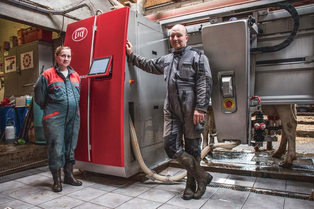 « Le bâtiment compte 73 logettes et nous essayons d’avoir 73 vaches à la traite en moyenne sur l’année. En ce moment, la stalle effectue autour de 180 traites par jour alors que les vaches sortent pour 2 heures de pâturage actif », expliquent Élodie et Anthony Tardivel. - Illustration Potentiel génétique et bâtiment optimisés par le robot