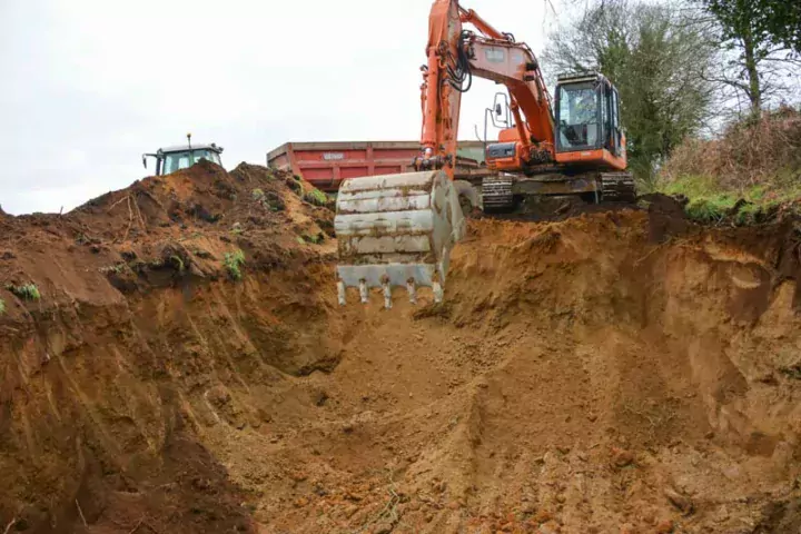 Sur ce chantier à Kerpert, le remblai est prélevé au champ, le sol étant particulièrement sableux.