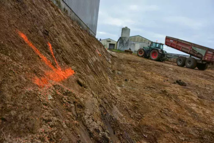 La terre végétale décapée, les niveaux sont pris, avant remblai.