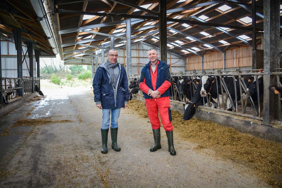 Dominique Le Ruyet (à gauche) et Philippe Réty dans le bâtiment qui a été allongé. - Illustration Des toitures décalées en grande largeur