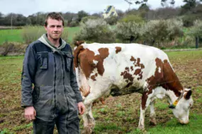 Après avoir travaillé comme salarié au sein d'exploitations et d'entreprises de travaux agricoles, Fabrice Marchadour s'est installé sur une ferme laitière, à Plomodiern.