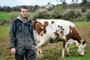 Après avoir travaillé comme salarié au sein d'exploitations et d'entreprises de travaux agricoles, Fabrice Marchadour s'est installé sur une ferme laitière, à Plomodiern.