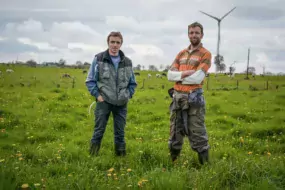 Plantées sur 2 ha, les betteraves complètent bien les 65 ha d’herbe de l’exploitation de Vincent et Jean-François Blot (à gauche).