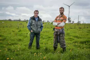 Plantées sur 2 ha, les betteraves complètent bien les 65 ha d’herbe de l’exploitation de Vincent et Jean-François Blot (à gauche).