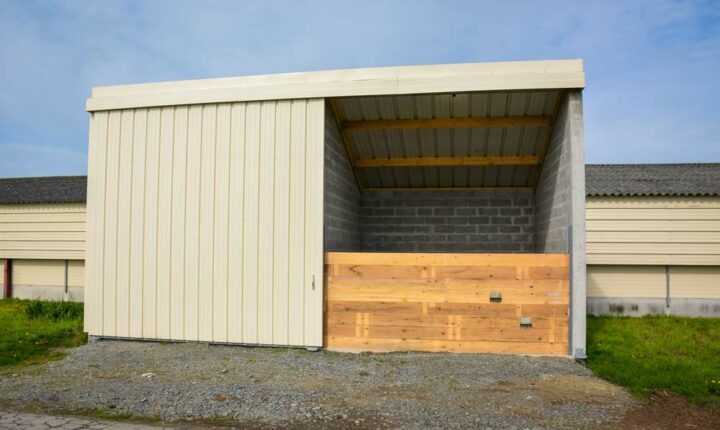 Un local technique a été créé au centre du poulailler pour la chaudière de 130 kW de puissance, il communique avec la réserve de bois de 40 m3.