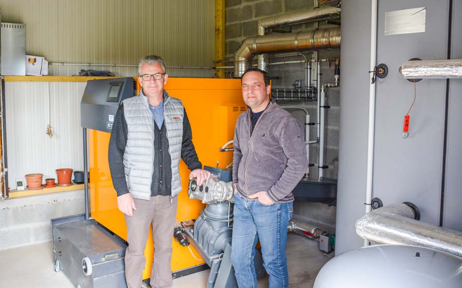 Stéphane Dahirel, aviculteur à Lanouée (56), et Raphaël Lemercier, responsable technique chez GRD thermique, devant la chaudière à biomasse de 130 kW de puissance. - Illustration Une ambiance saine avec la chaudière à biomasse