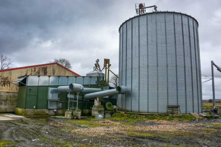 Lors de la moisson, les 2 chaudières à bois sont connectées au séchoir à céréales pour économiser du fioul.