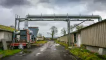 La chaudière à bois de 580 kW est installée sur un plateau à paille et placée au milieu entre les 2 poulaillers.