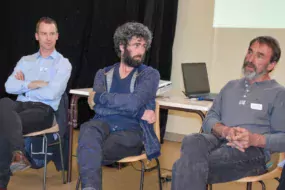 De gauche à droite : Vincent Arthur, juriste chez Cerfrance Brocéliande, Marc Besnier, associé sur la ferme Radis & Co en Mayenne, et Claude Piel, cédant.