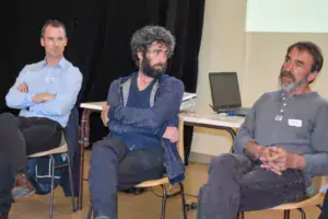 De gauche à droite : Vincent Arthur, juriste chez Cerfrance Brocéliande, Marc Besnier, associé sur la ferme Radis & Co en Mayenne, et Claude Piel, cédant.