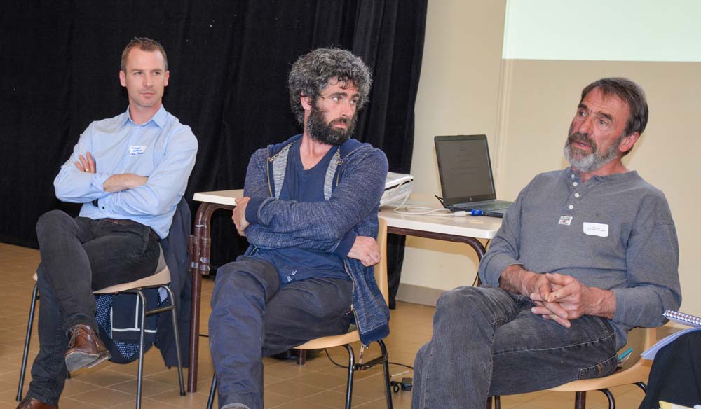 De gauche à droite : Vincent Arthur, juriste chez Cerfrance Brocéliande, Marc Besnier, associé sur la ferme Radis & Co en Mayenne, et Claude Piel, cédant.