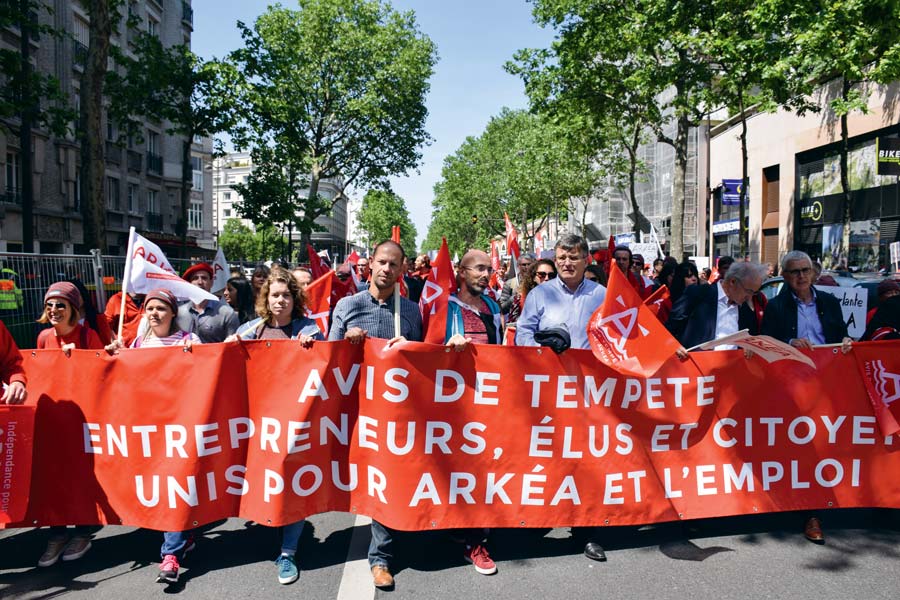 cmb-arkea-manif - Illustration Arkéa : une marée rouge à fort cœfficient