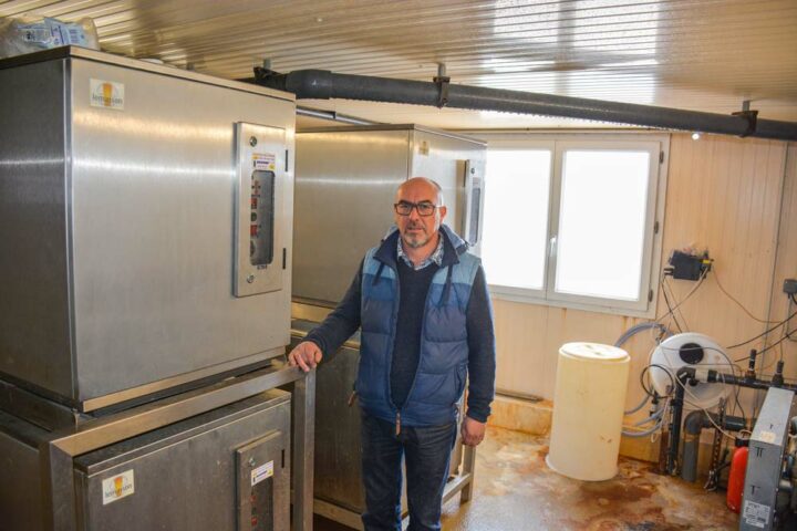 Éric Rochefort, chauffagiste à La Bouillie (22), devant les 4 pompes à chaleur qui assurent la production d’eau chaude pour chauffer les 4 000 m2.