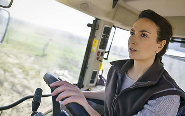 femme-tracteur - Illustration « Mobiliser les femmes pour conduire le tracteur vers la Vallée des Saints »