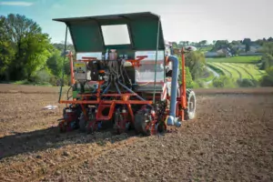 Le semoir spécifique est équipé pour semer à 80 cm d’écartement, afin de répondre à la largeur des machines de récolte, montée en 2 rangs.