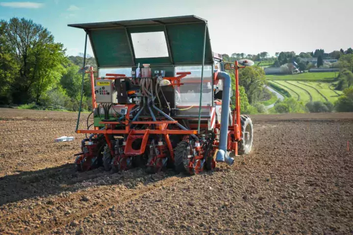 Le semoir spécifique est équipé pour semer à 80 cm d’écartement, afin de répondre à la largeur des machines de récolte, montée en 2 rangs.