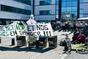 Vendredi 4 mai, les ruches vides devant la Chambre d’agriculture à Rennes (35).