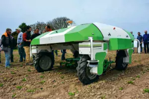 Dino évolue de façon autonome. En bout de planche, il fait demi-tour seul, et prévient le producteur par message quand il a fini la parcelle.