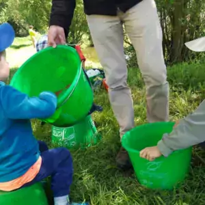 La préparation de l'amorce fait travailler le toucher et l'odorat.