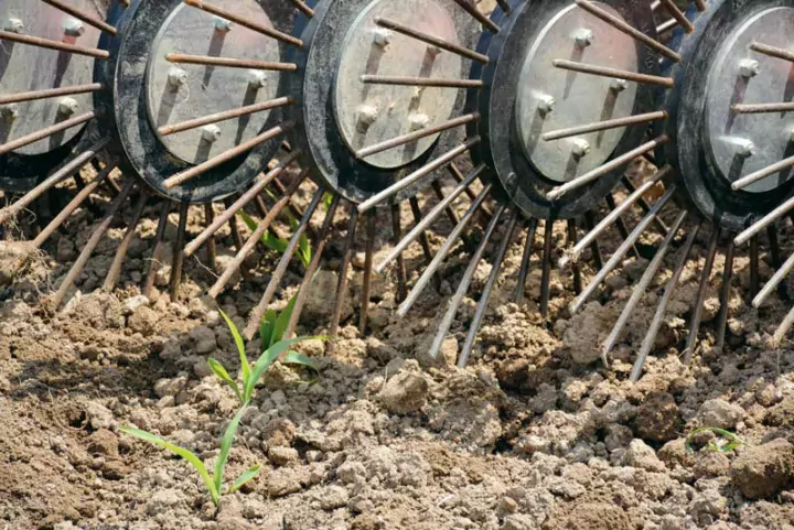 Les roues dentées font 50 cm de diamètre. La pression et l'orientation sont réglables pour jouer sur l'agressivité.