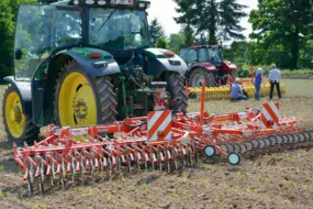 Roto-étrille en démonstration mardi dernier dans une parcelle du lycée de Kerlebost, à Pontivy. Celle du constructeur APV (au second plan) coûte 14 800 € HT.