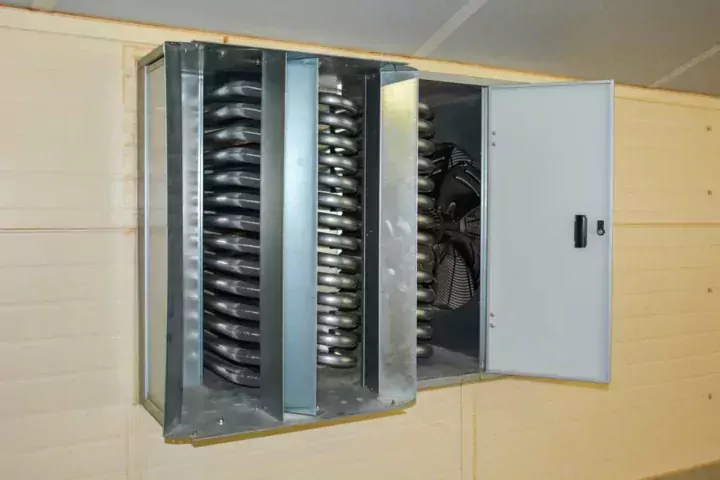 Le ventilateur situé sur l’appareil à l’intérieur du poulailler prend l’air ambiant pour le souffler sur les tubes chauds qui peuvent monter à plus de 200 °C.