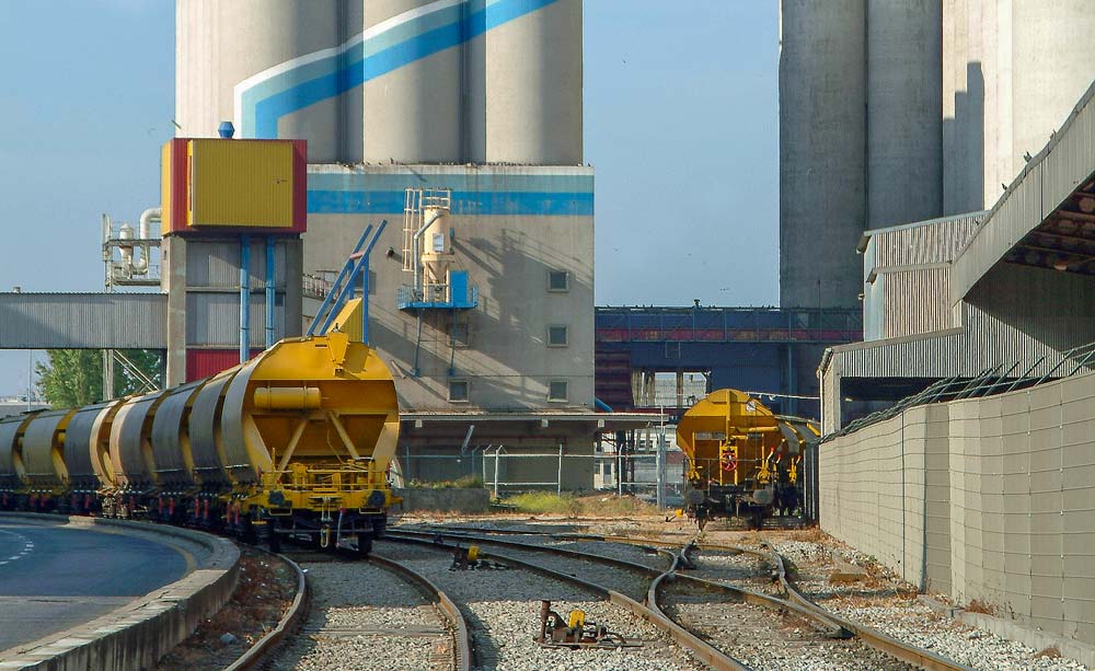 Un service ferroviaire minimal et des camions supplémentaires assurent la livraison des céréales et des co-produits dans les usines bretonnes habituellement approvisionnées par train. - Illustration Grèves à la SNCF : les céréales restent à quai