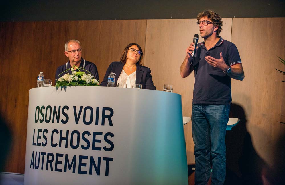 Philippe Salabert, installé à Trémeur, et Céline Michel, spécialiste de la communication à BCEL Ouest, ont invité le dynamique éleveur – youtubeur Antoine Thibault à témoigner sur son expérience sur les réseaux sociaux. - Illustration « Ensemble, nous pouvons être plus visibles que Trump »
