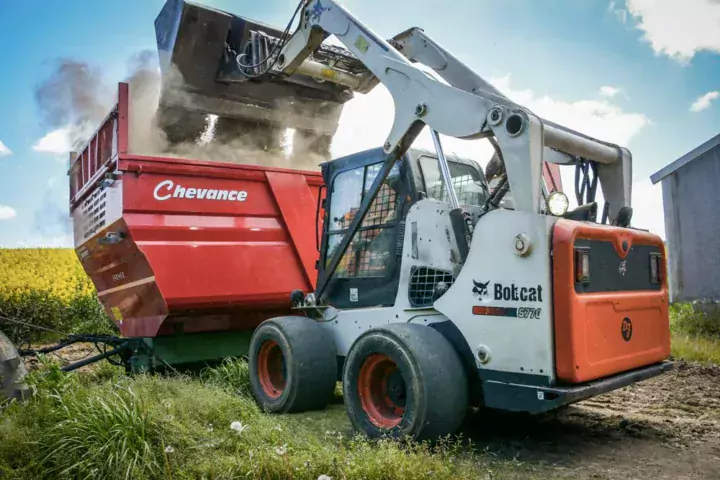Grâce à son godet spécifique, le S770 réussit à lever assez haut pour charger les remorques agricoles.
