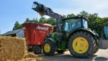 Le bras monte progressivement la botte sur le plateau. Cette opération se réalise tracteur roulant.