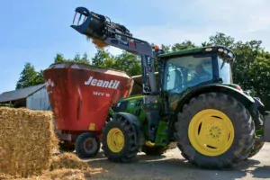 Le bras monte progressivement la botte sur le plateau. Cette opération se réalise tracteur roulant.