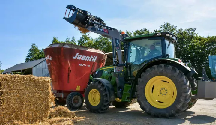 Le bras monte progressivement la botte sur le plateau. Cette opération se réalise tracteur roulant.