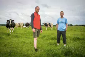 Dominique Roueil (à droite) et Pierre Tauvry au milieu de leur troupeau.