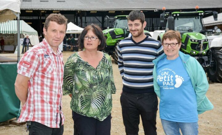 Jacques et Anita Adelis (et Ronan, leur fils) et Marie-Annick Guillo (à droite), associés du Gaec, lors d'une porte ouverte organisée par Fulwood-Packo.