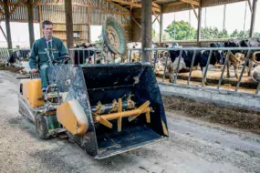 Pour être toujours disponible et stimuler les vaches, la ration est repoussée 5 ou 6 fois par jour. Grâce à l’automoteur équipé d’une lame, cela est réalisé en un temps record. Avant, au rabot manuel, cette tâche répétitive finissait par être fatigante.