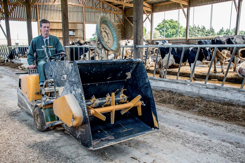 Pour être toujours disponible et stimuler les vaches, la ration est repoussée 5 ou 6 fois par jour. Grâce à l’automoteur équipé d’une lame, cela est réalisé en un temps record. Avant, au rabot manuel, cette tâche répétitive finissait par être fatigante. - Illustration Emily AM 317, un outil devenu indispensable au quotidien