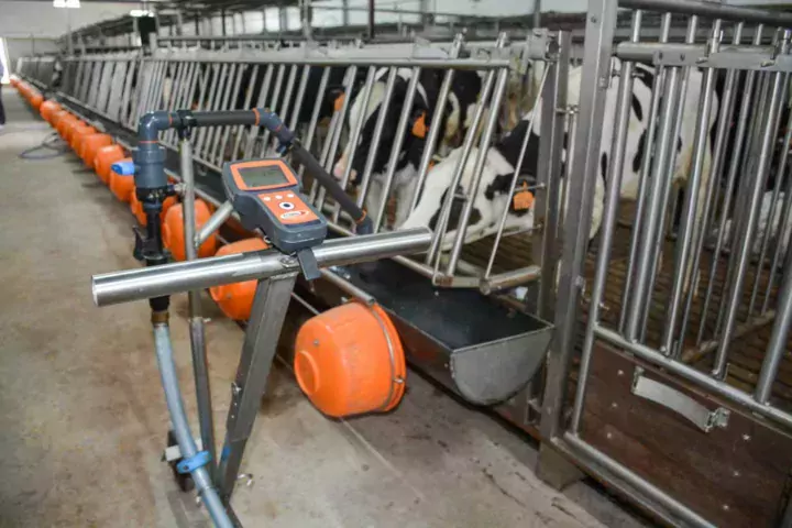 Un chariot roulant limite la pénibilité pour tenir le pistolet d’allaitement et tirer sur le tuyau. L’éleveur a aussi fait le choix d’auges polyvalentes. Les façades basculantes permettent d’élever tout type de veau et facilitent la contention pour les interventions.